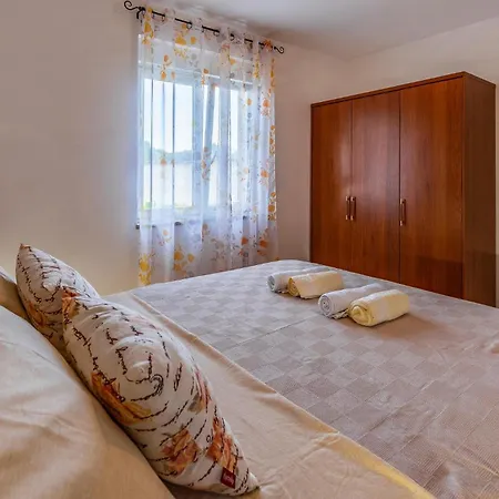 4 Bedroom Cozy Home In Marcana Holiday home Marcana