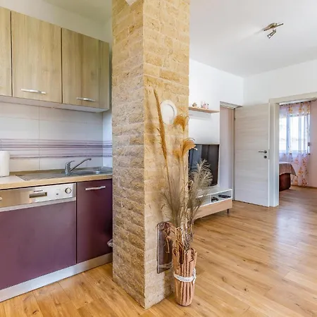 4 Bedroom Cozy Home In Marcana Holiday home