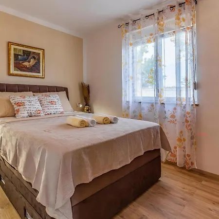 4 Bedroom Cozy Home In Marcana Vikendica