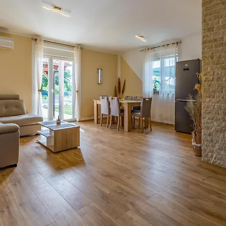 Holiday home 4 Bedroom Cozy Home In Marcana