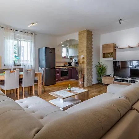 4 Bedroom Cozy Home In Marcana Holiday home *