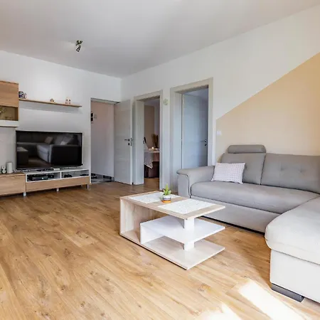 4 Bedroom Cozy Home In Marcana *