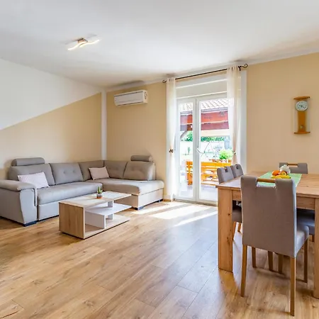 4 Bedroom Cozy Home In Marcana Marcana