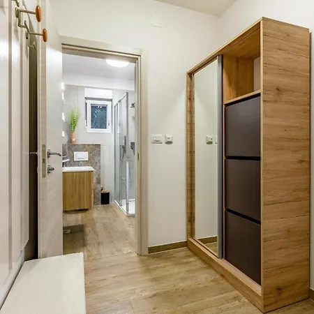 4 Bedroom Cozy Home In Marcana *