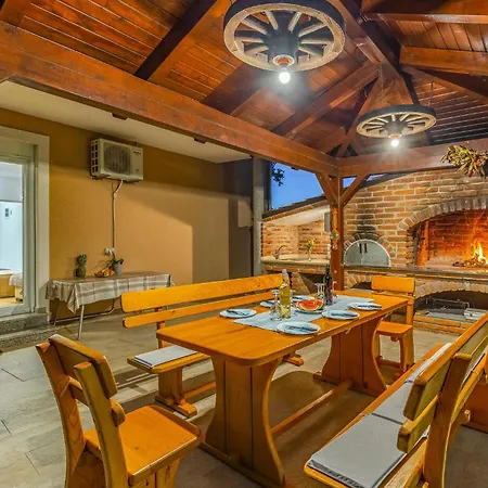 4 Bedroom Cozy Home In Marcana * Marcana