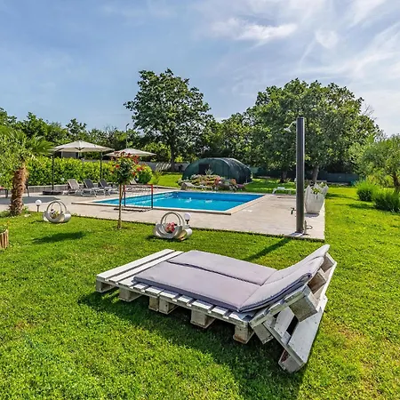 4 Bedroom Cozy Home In Marcana *