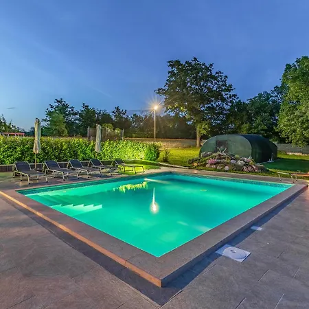 4 Bedroom Cozy Home In Marcana Holiday home
