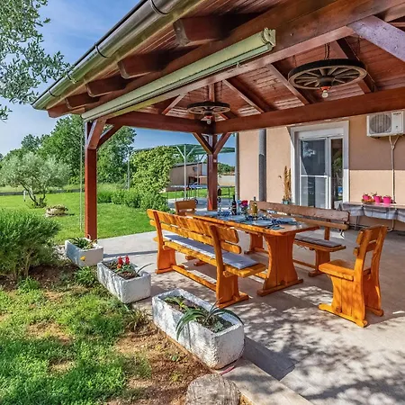 4 Bedroom Cozy Home In Marcana * Marcana