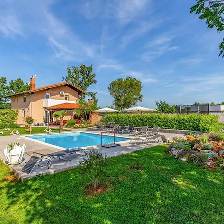 4 Bedroom Cozy Home In Marcana