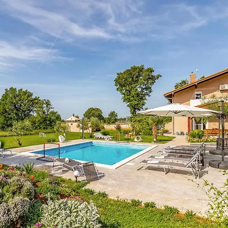 Holiday home 4 Bedroom Cozy Home In Marcana
