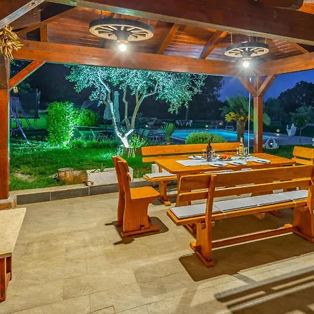 4 Bedroom Cozy Home In Marcana *