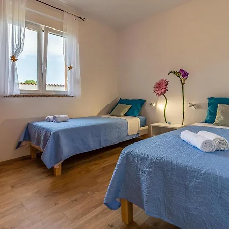 4 Bedroom Cozy Home In Marcana Holiday home *