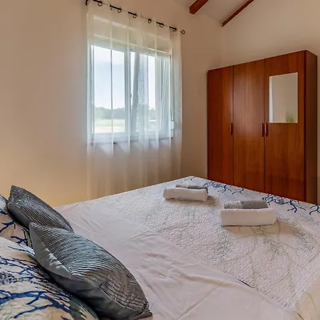 4 Bedroom Cozy Home In Marcana Marcana