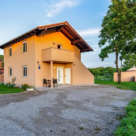 4 Bedroom Cozy Home In Marcana Holiday home *