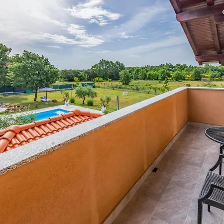 4 Bedroom Cozy In Marčana