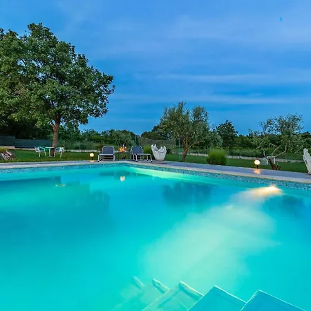 Holiday home 4 Bedroom Cozy Home In Marcana