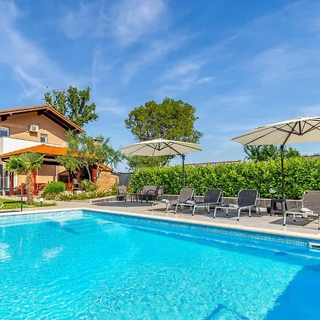 Stunning In 펜션 Marčana