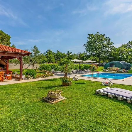 Holiday home 4 Bedroom Cozy Home In Marcana